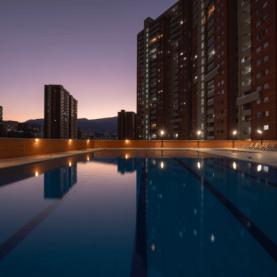 menta_apartamentos_sabaneta_zona_piscina_noche